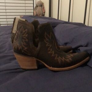 Ariat women’s boots size 8